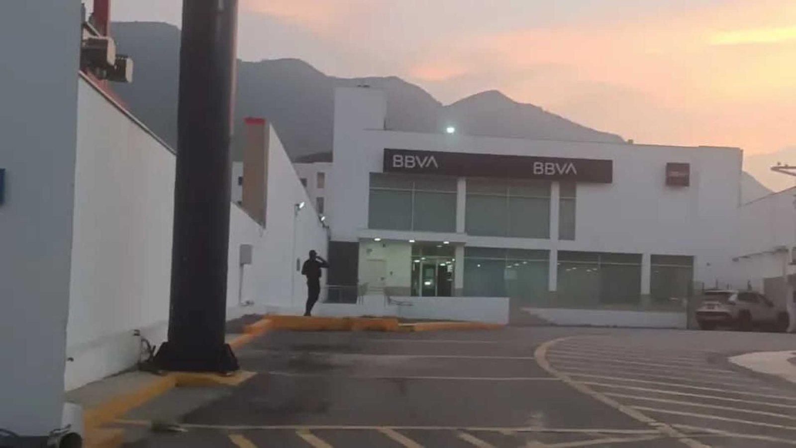 Asaltan a hombre y le roban 6 millones de pesos en banco al sur de Monterrey