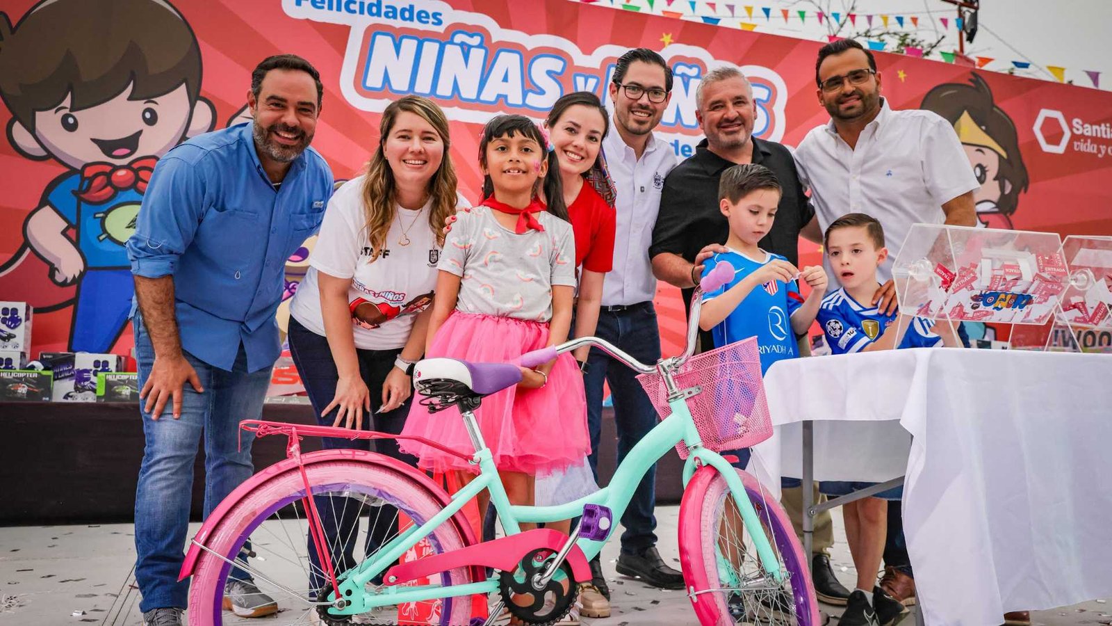 Santiago celebra el Día del Niño con juegos, shows y regalos.