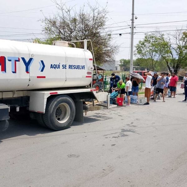 Monterrey despliega pipas por falta de agua en zona norte