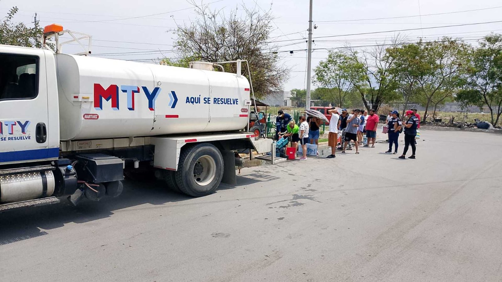 Monterrey despliega pipas por falta de agua en zona norte