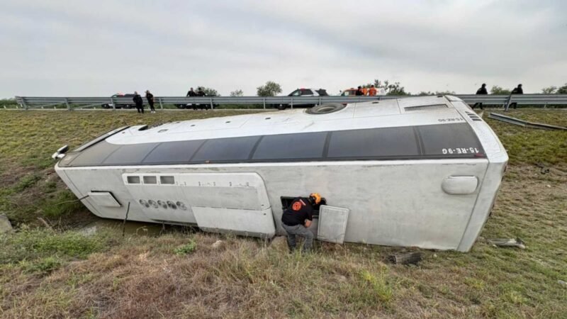 Vuelca autobús turístico en autopista a Reynosa