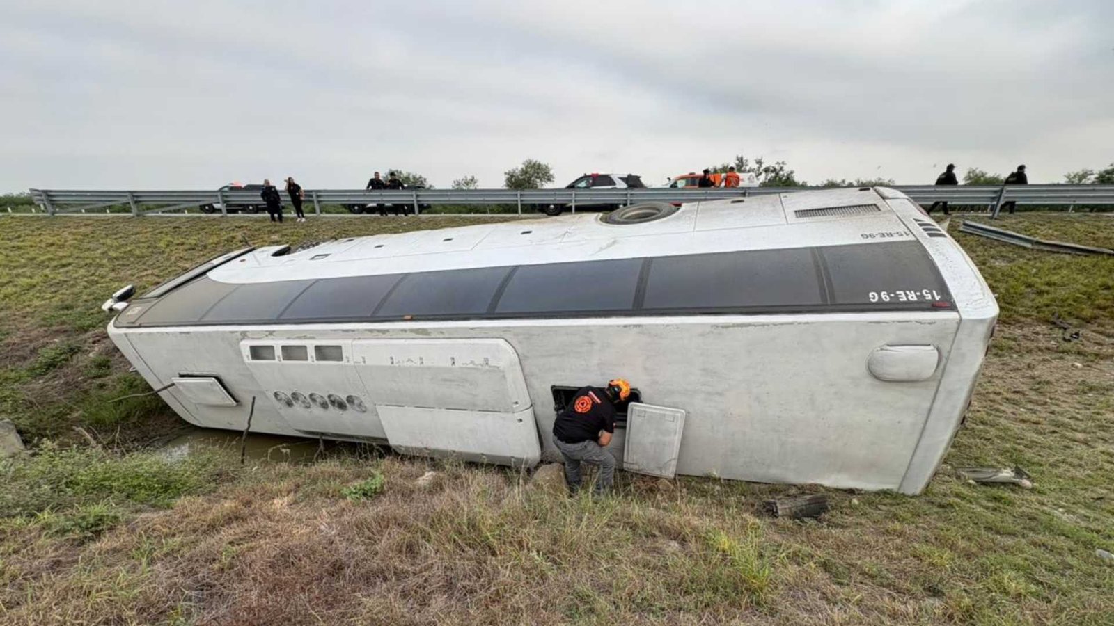 Vuelca autobús turístico en autopista a Reynosa