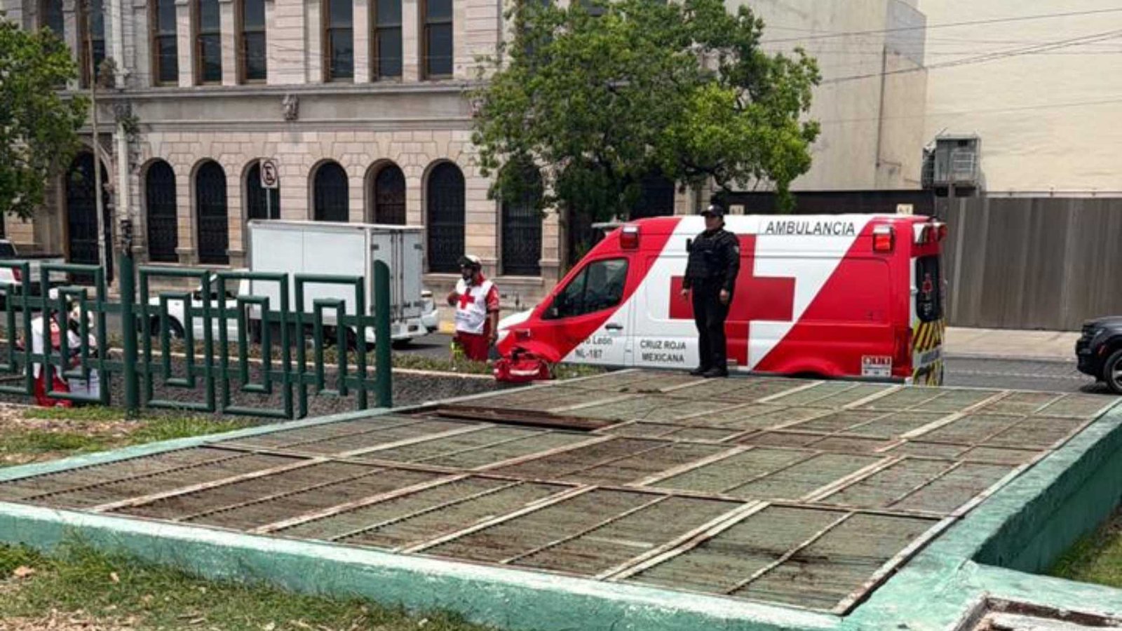 Hallan a hombre sin vida en la Macroplaza de Monterrey