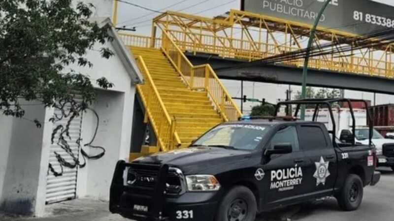 Muere hombre electrocutado en puente peatonal de Monterrey
