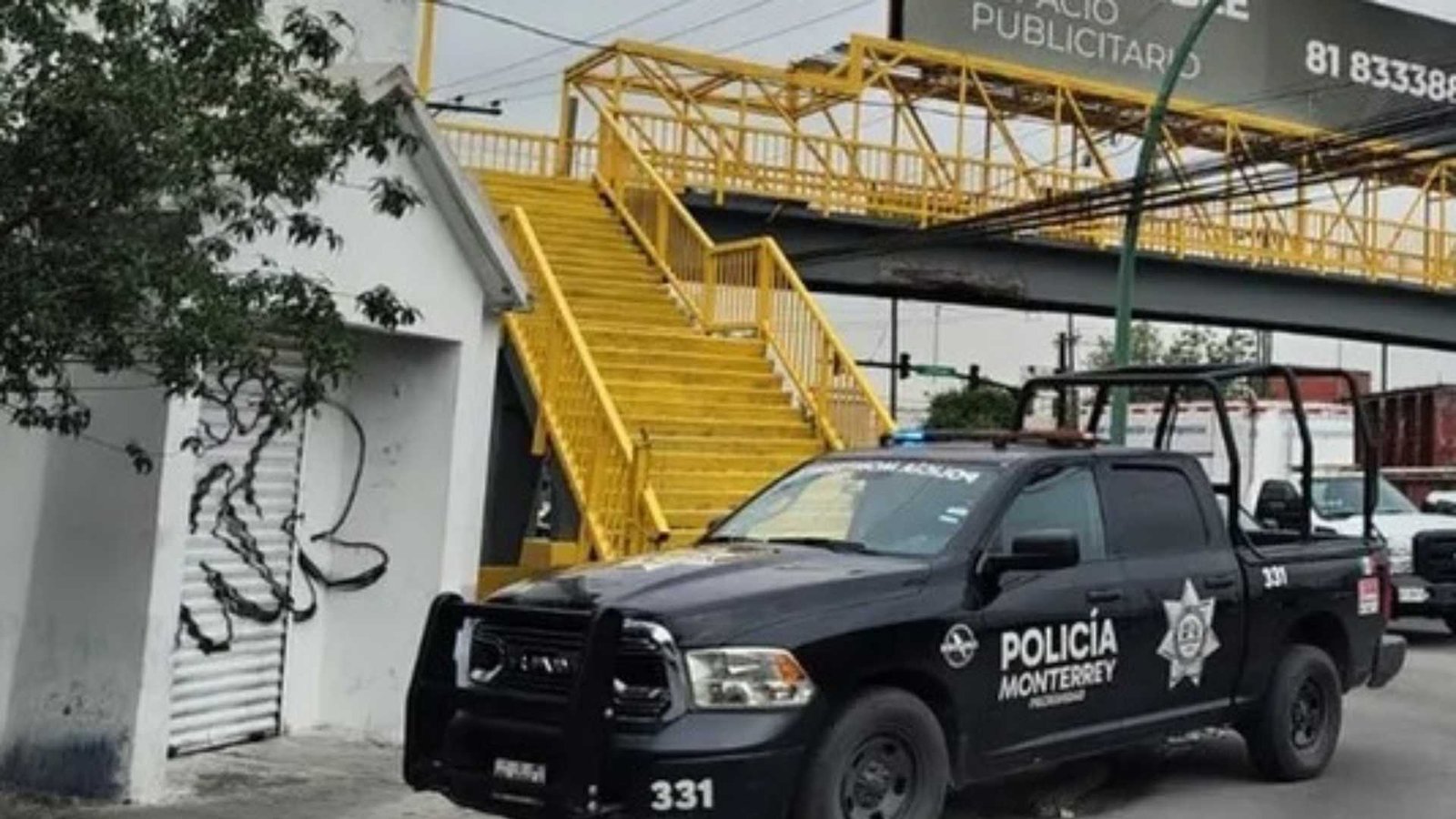 Muere hombre electrocutado en puente peatonal de Monterrey