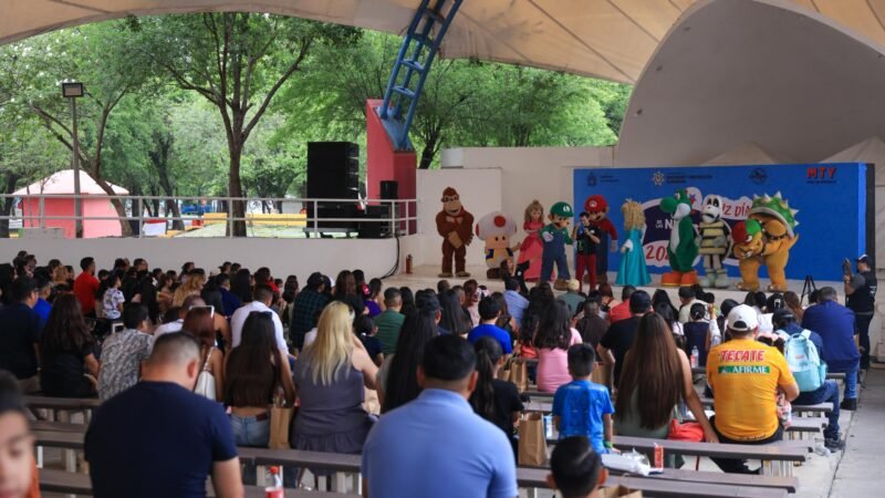 Monterrey festeja a hijos de policías