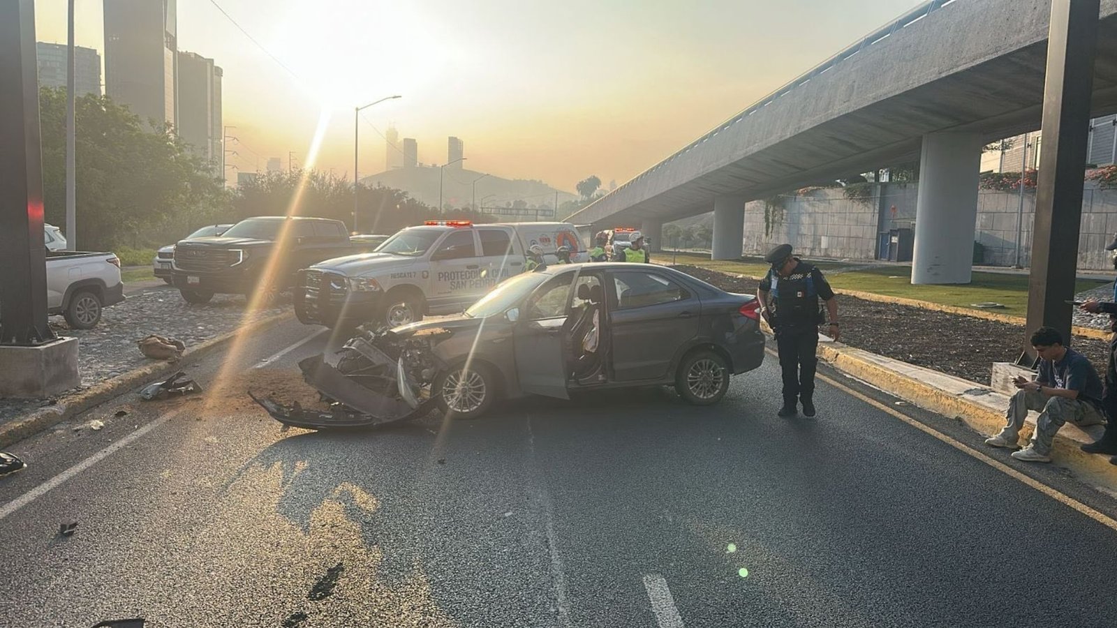Auto se impacta contra señalamiento en San Pedro y provoca cierre parcial
