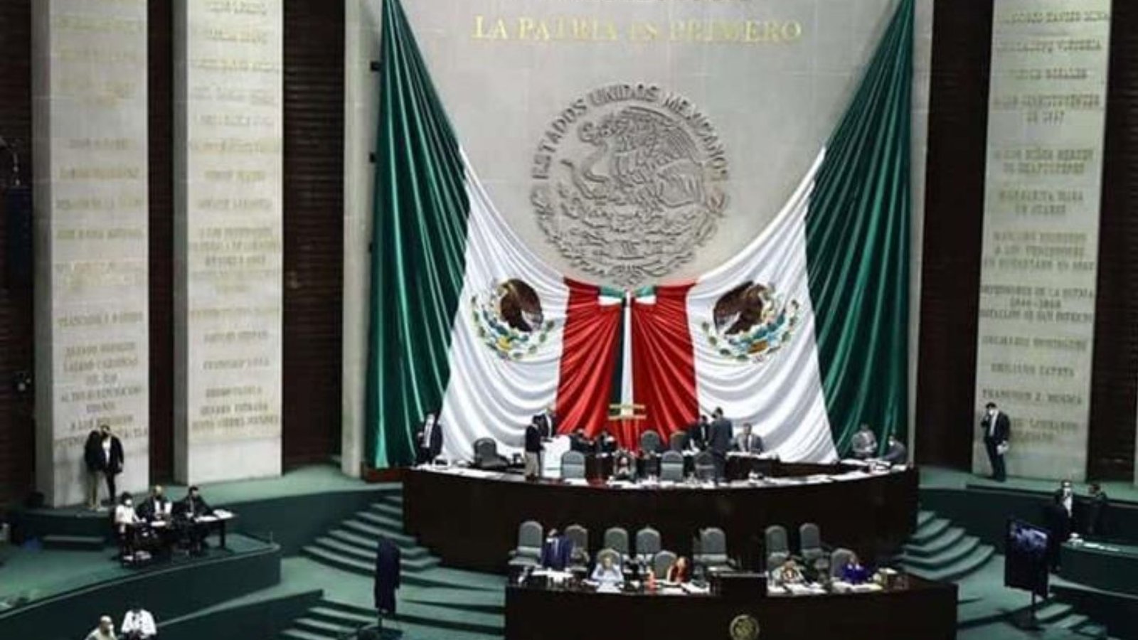 Diputados de Morena reciben tarjetas con 10 mil pesos adicionales