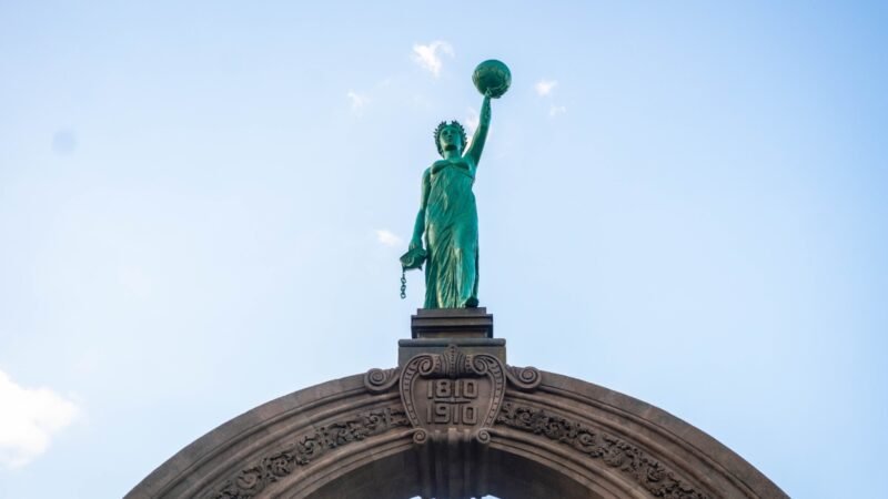 Regreso de carriles bajo el Arco de la Independencia genera críticas de especialistas