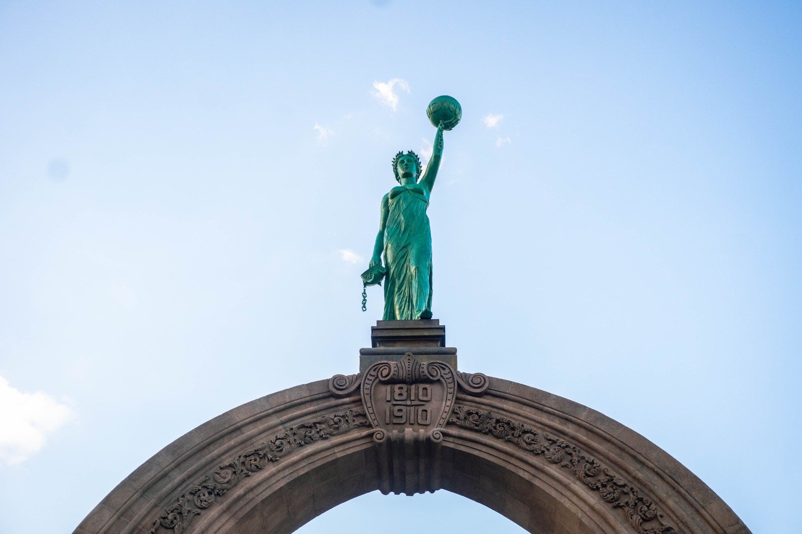 Regreso de carriles bajo el Arco de la Independencia genera críticas de especialistas