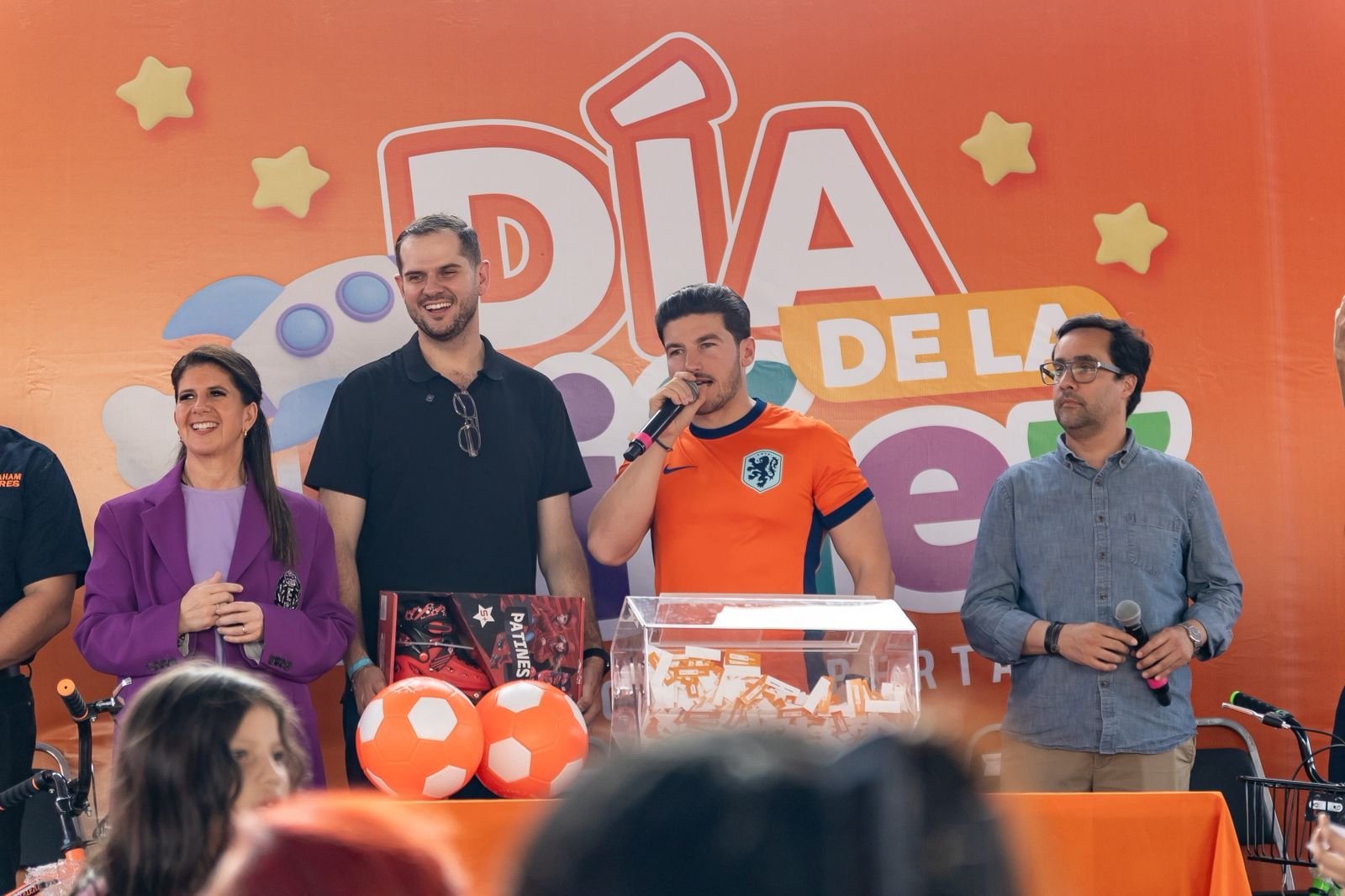 Samuel García celebra el Día de la Niñez en el Parque Libertad