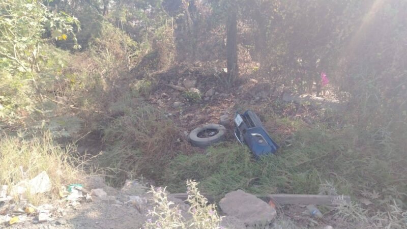 Joven cae a arroyo tras accidente en Santa Catarina