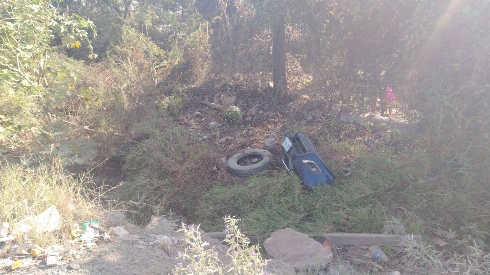 Joven cae a arroyo tras accidente en Santa Catarina