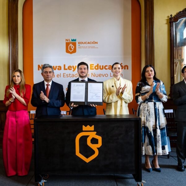 Firma Samuel García nueva Ley de Educación