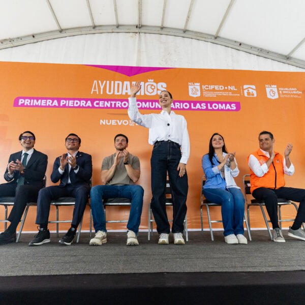 Samuel García coloca primera piedra de centro comunitario en Juárez