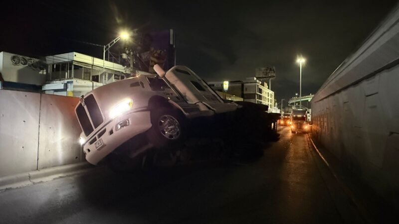 Vuelca tráiler cargado con abarrotes en Garza Sada y Revolución