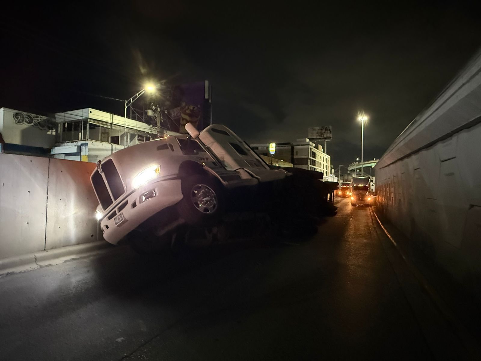 Vuelca tráiler cargado con abarrotes en Garza Sada y Revolución