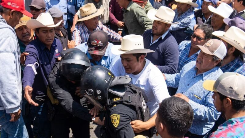 Campesinos chocan con policías en marcha en CDMX