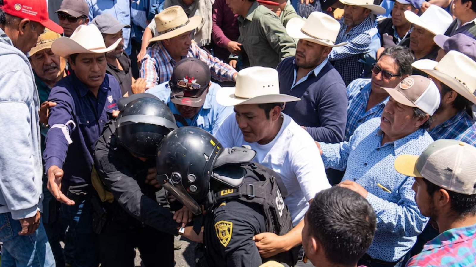 Campesinos chocan con policías en marcha en CDMX