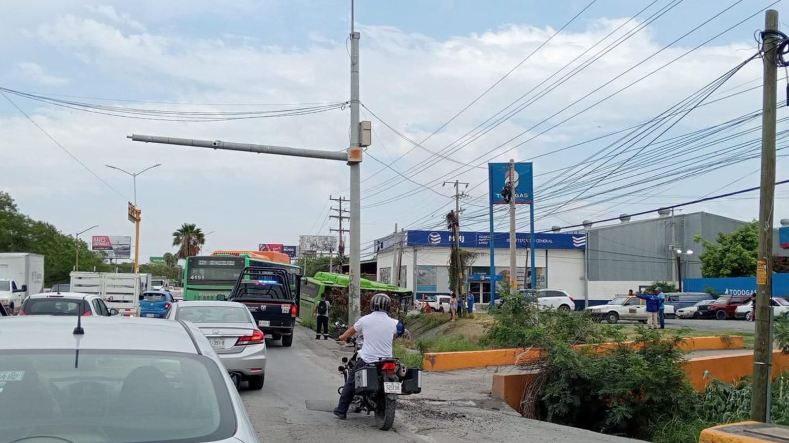Choque entre camiones urbanos deja lesionados en Juárez