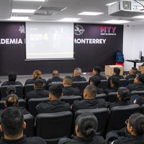 Monterrey capacita policías con cámaras traductoras