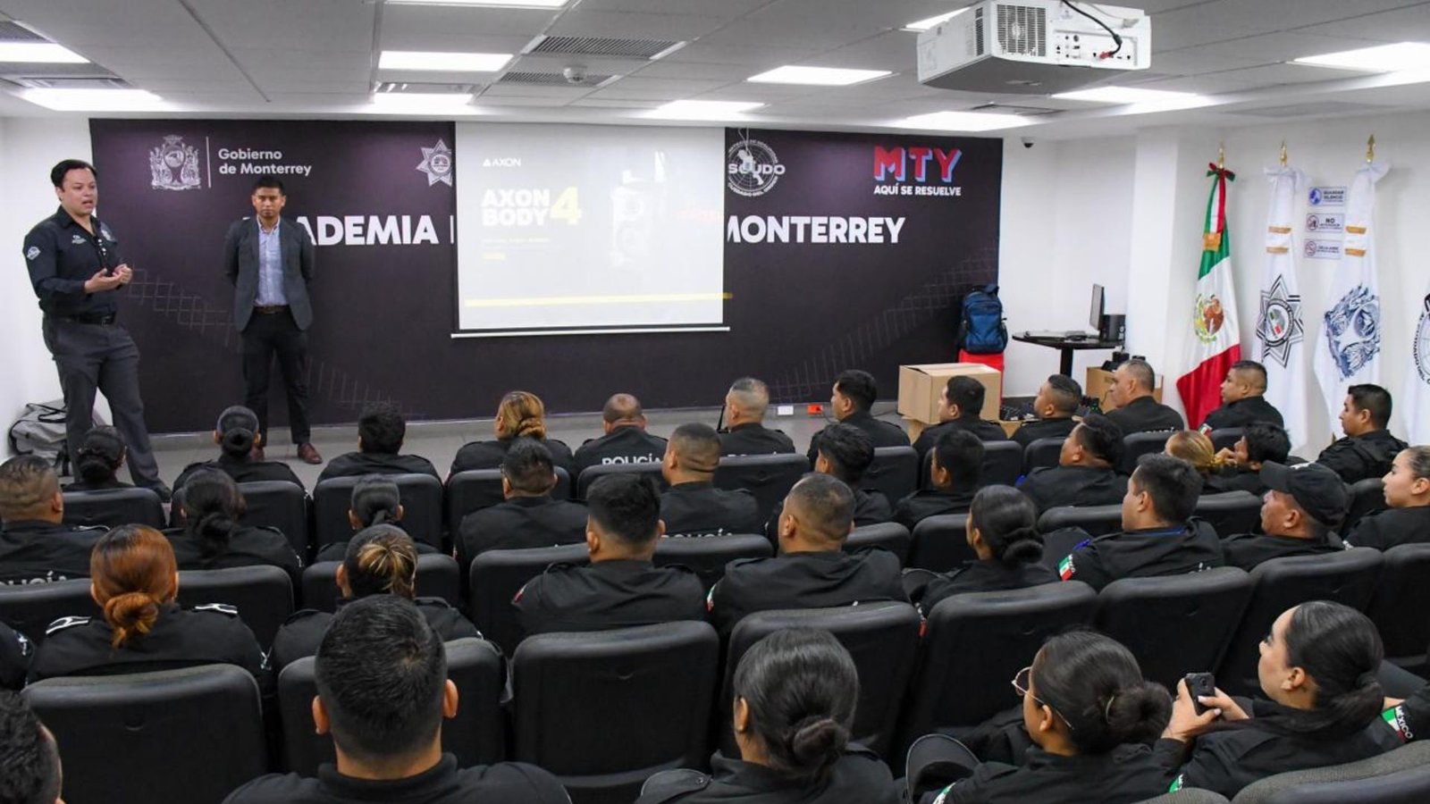 Monterrey capacita policías con cámaras traductoras