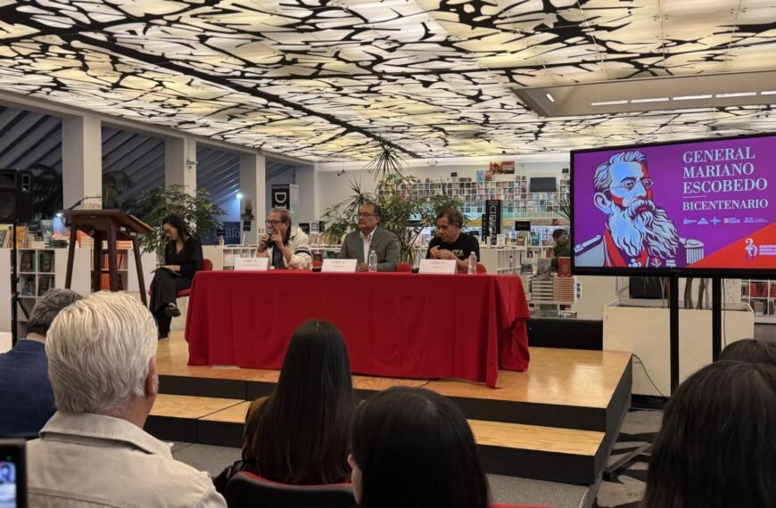 Escobedo entrega premio nacional de ensayo histórico