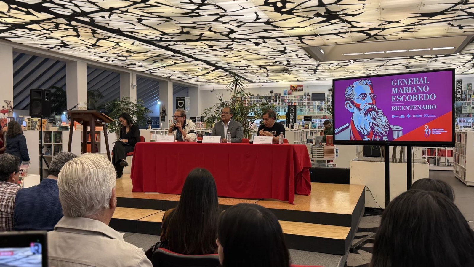 Escobedo entrega premio nacional de ensayo histórico