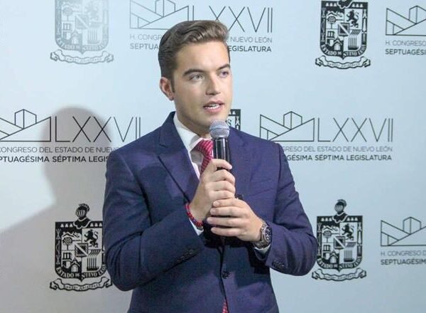 Mantiene Jesús Elizondo en duda su candidatura en Morena