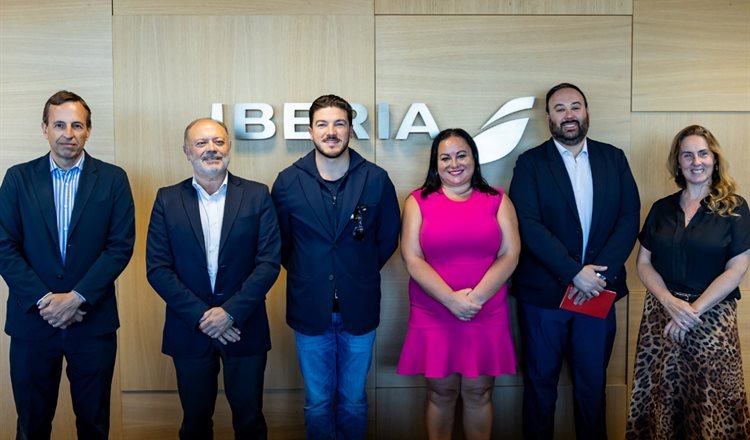 Presenta Samuel García vuelo directo Monterrey-Madrid