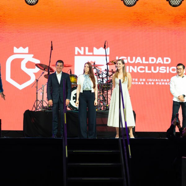 Samuel y Mariana celebran a las mamás en NL