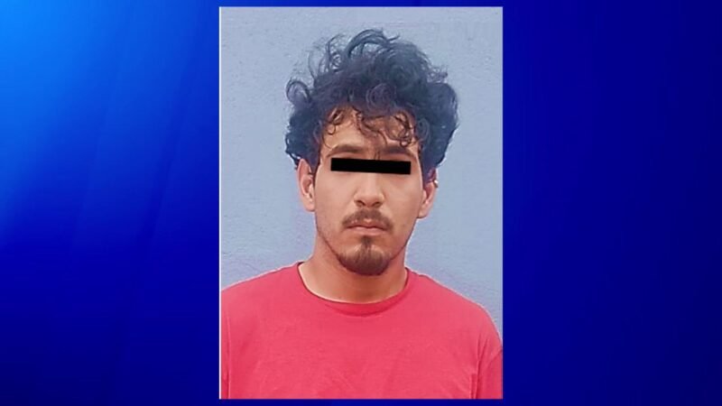 Motociclista intenta huir esposado en Apodaca
