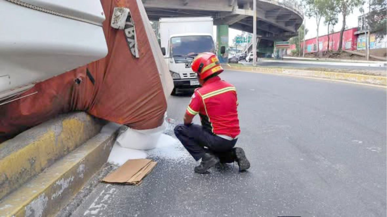 Vuelca tráiler y chofer resulta herido