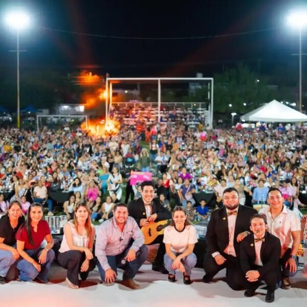 Raúl Cantú reúne a 10 mil madres en Salinas Victoria