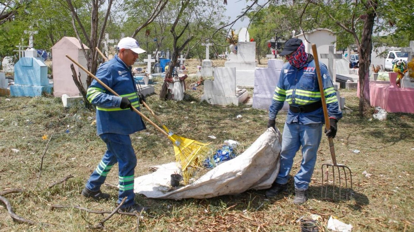 Monterrey activa operativo en panteones por Día de las Madres