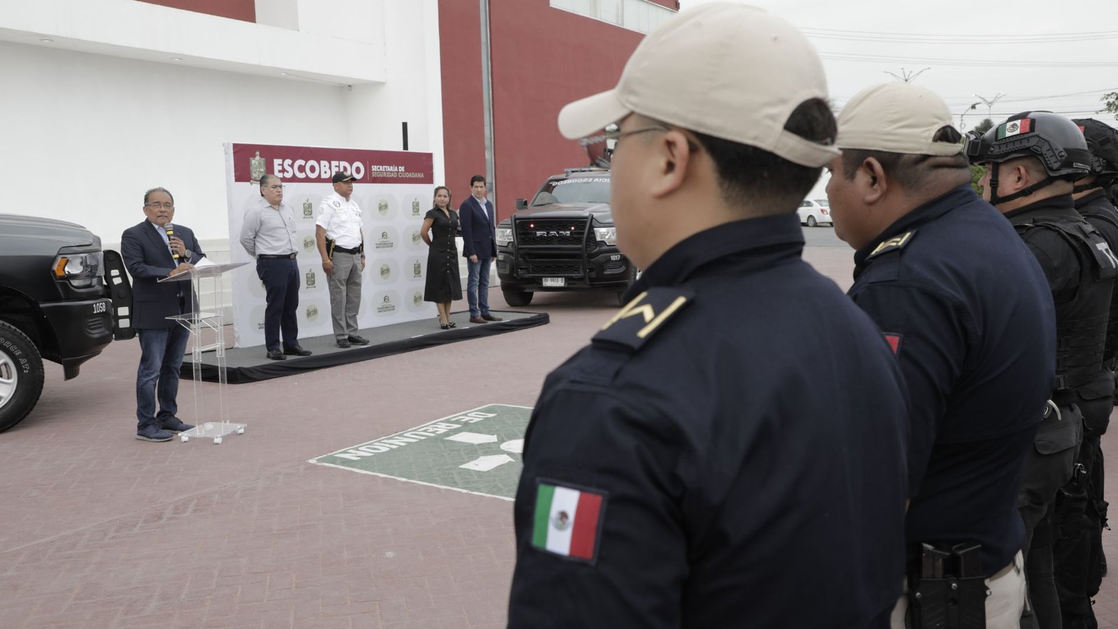 Escobedo reconoce a 130 policías por actos heroicos