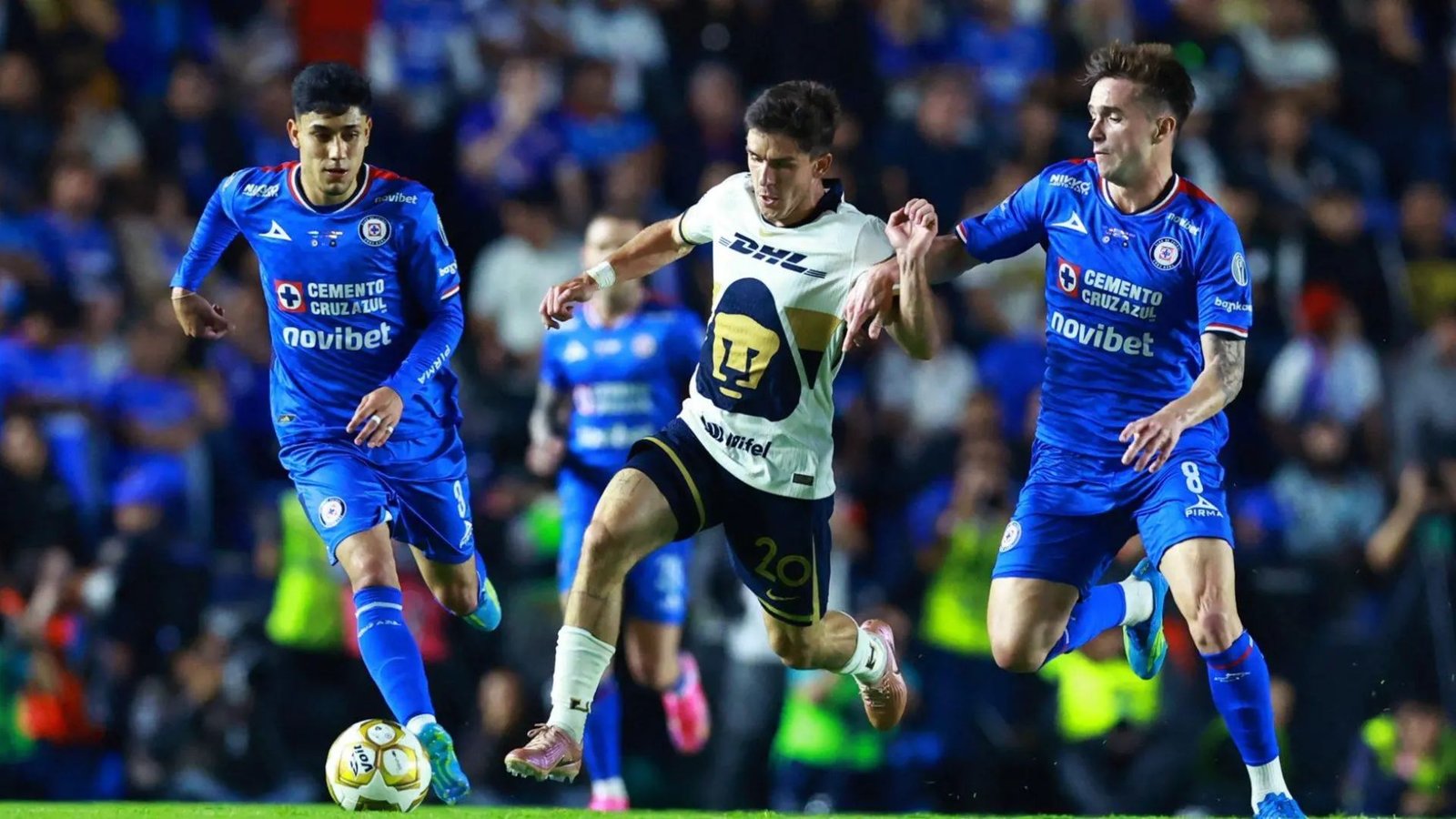Cruz Azul y Pumas empatan en la final de ida