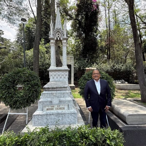 Escobedo honra a Mariano Escobedo en CDMX