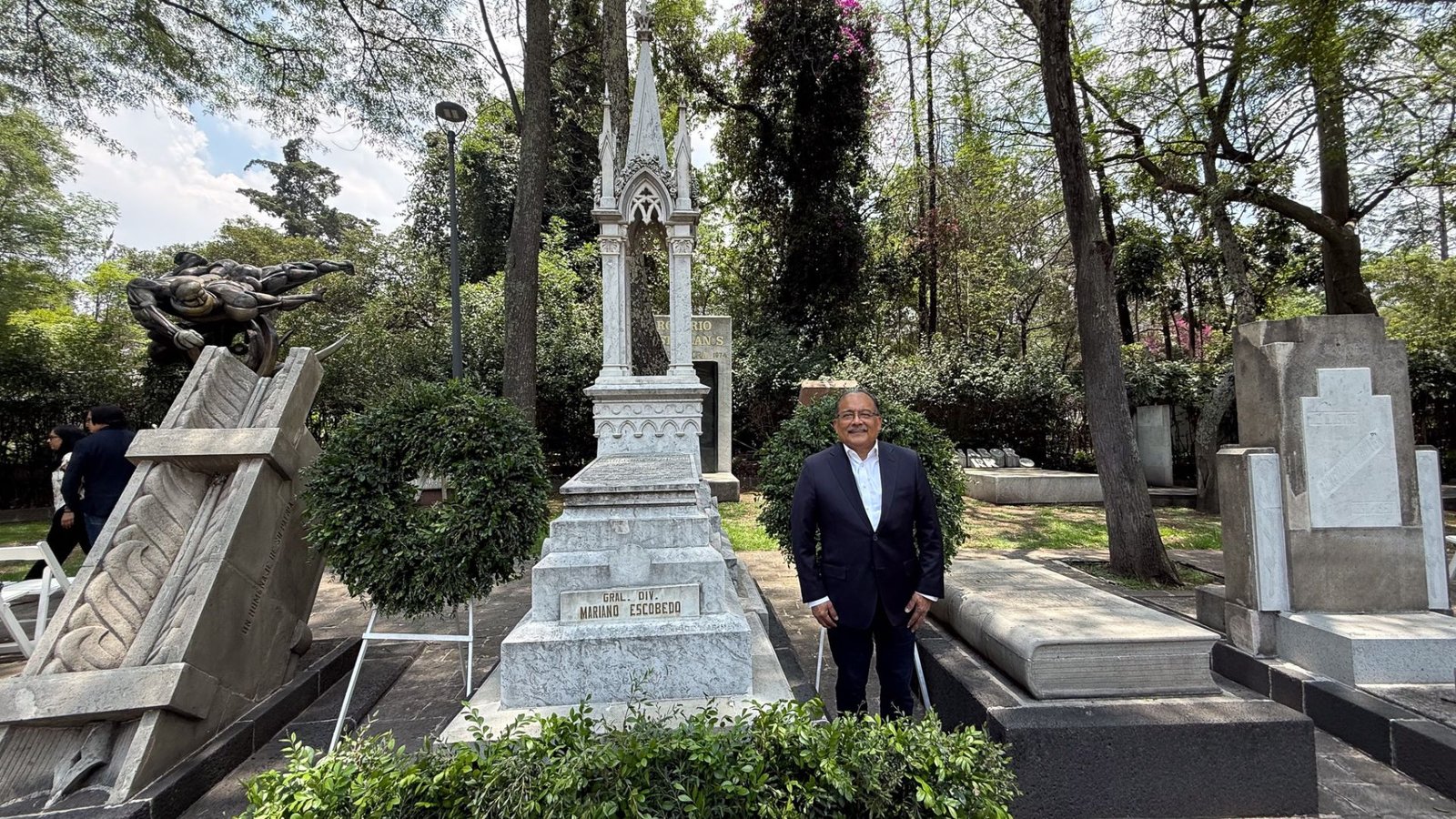 Escobedo honra a Mariano Escobedo en CDMX