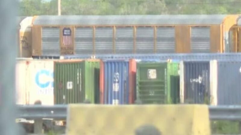 Identifican a tres mexicanos entre migrantes hallados en Texas