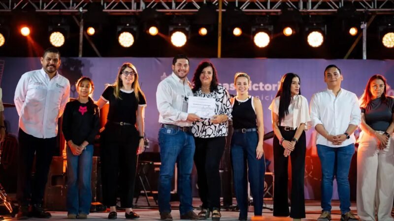 Raúl Cantú celebra a maestros en Salinas Victoria