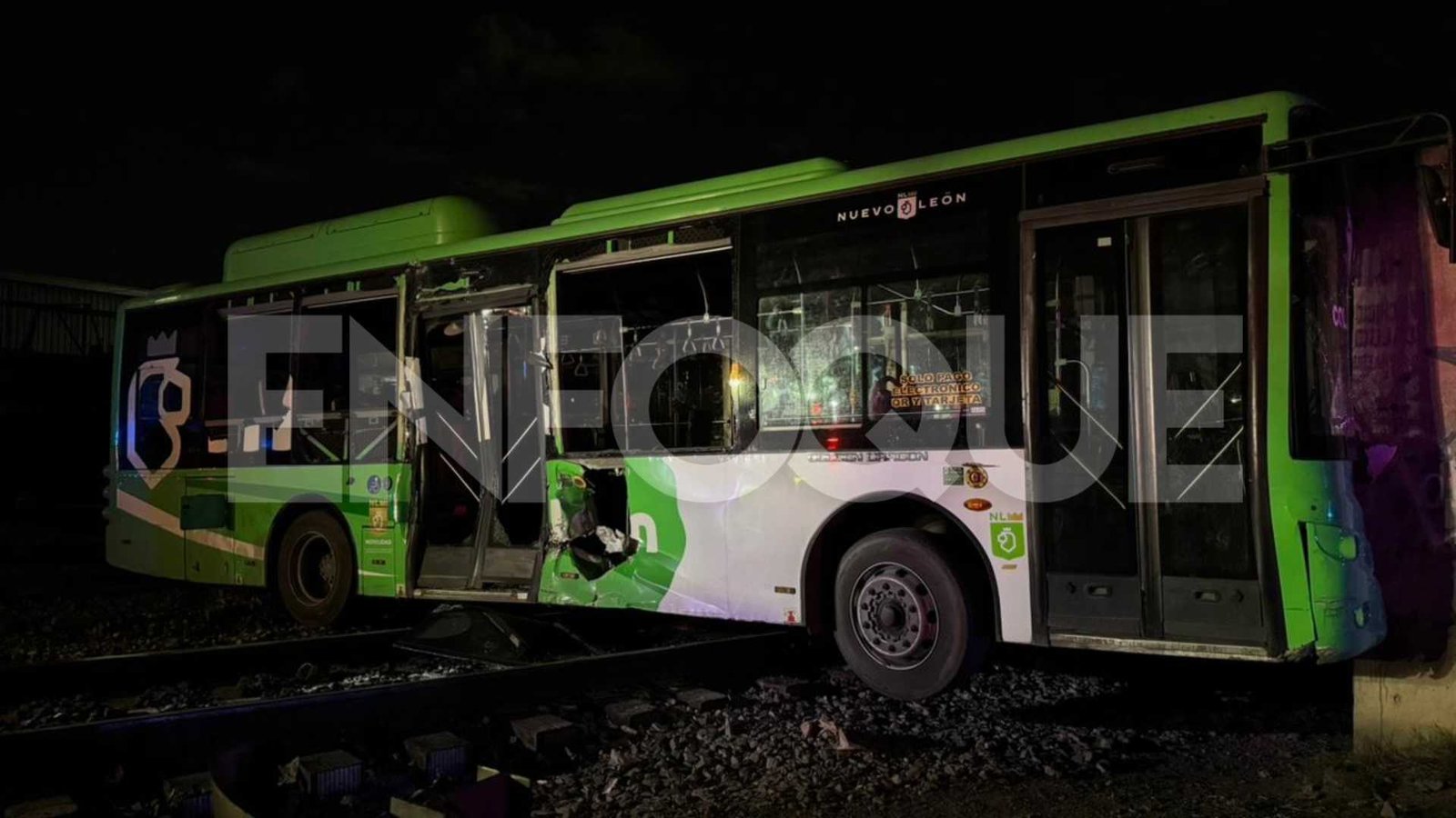 Tren embiste camión urbano y deja 11 pasajeros lesionados en Monterrey