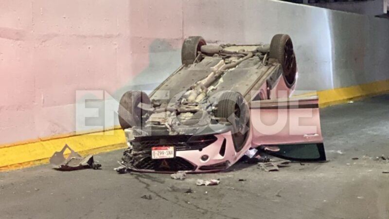 Vuelca automóvil sobre Garza Sada y Revolución en Monterrey