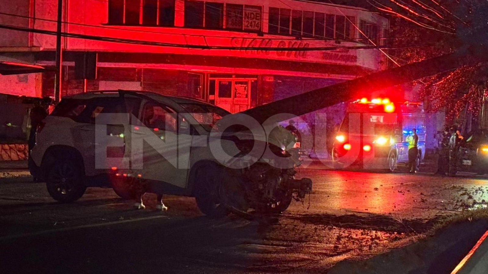 Conductor derriba poste y deja sin luz a colonias del sur de Monterrey