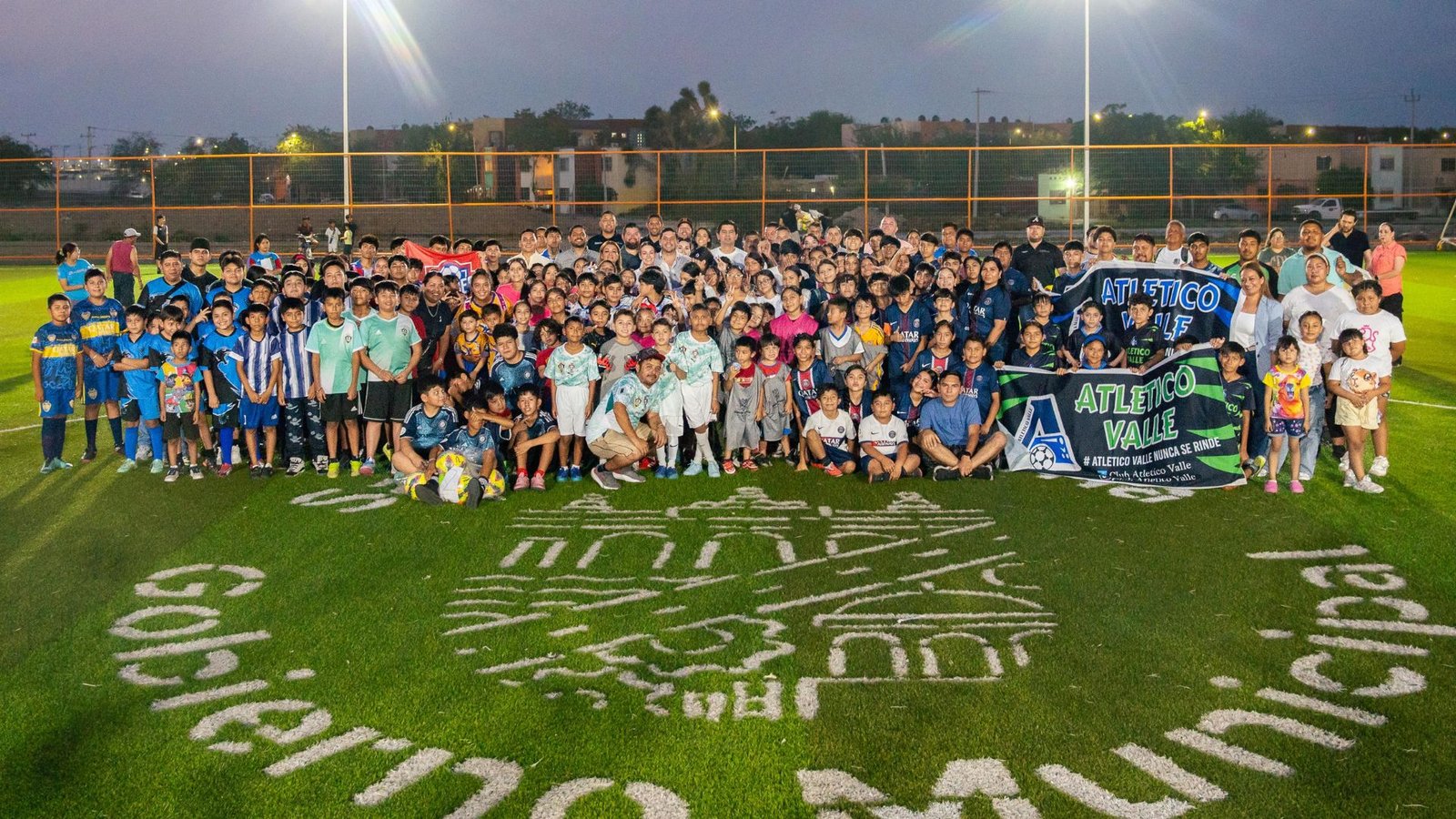 Raúl Cantú inaugura nueva cancha de fútbol en Salinas Victoria