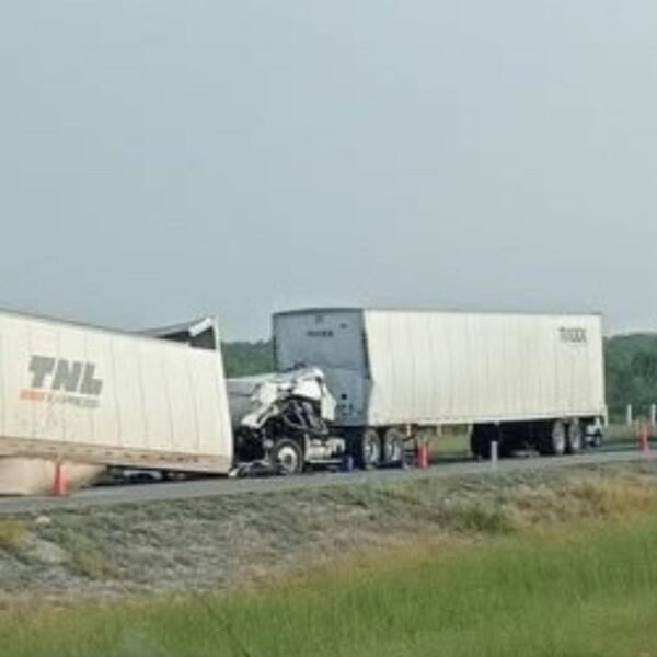 Choque de tráileres deja un lesionado en autopista a Laredo