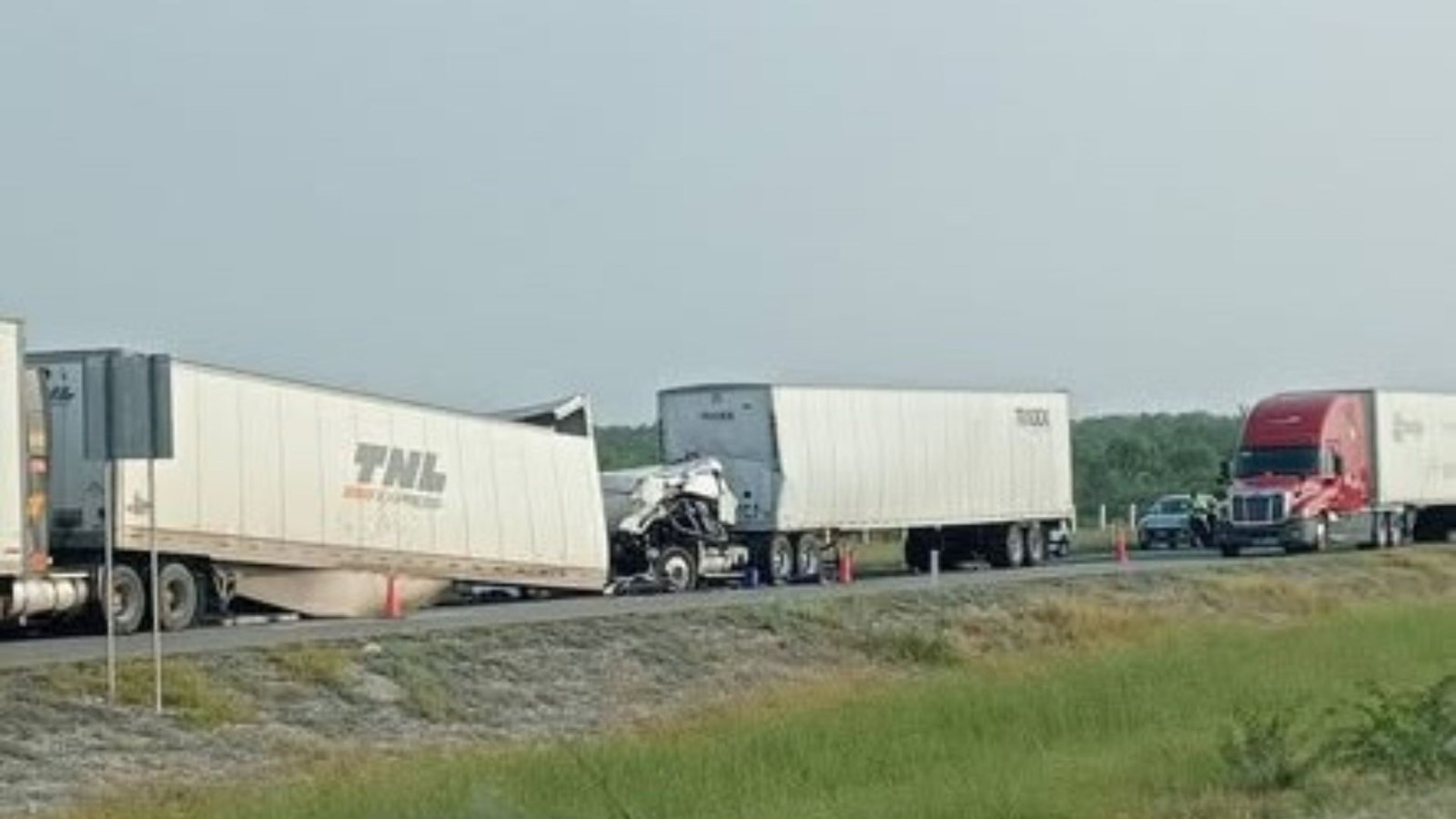 Choque de tráileres deja un lesionado en autopista a Laredo