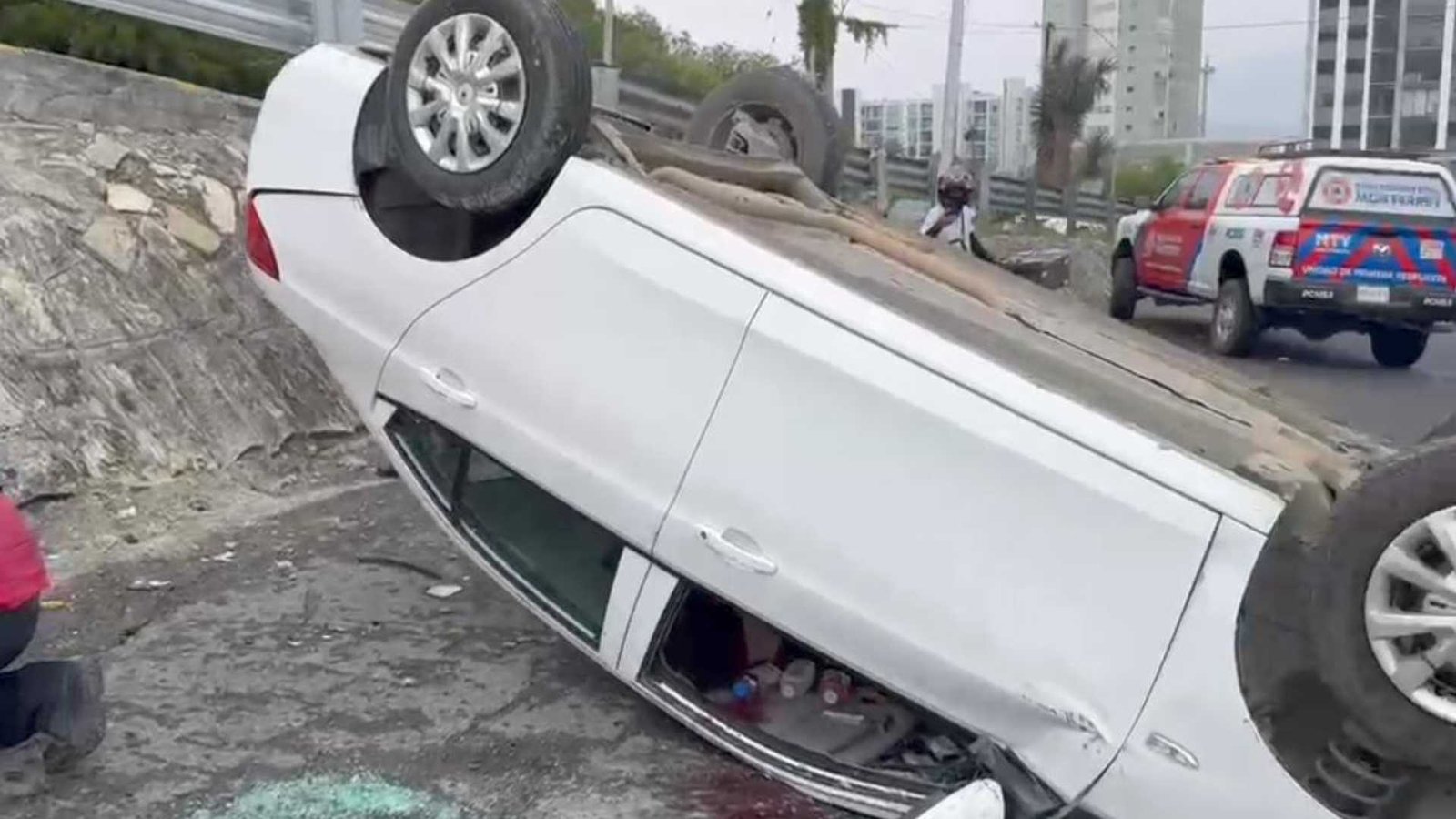 Vuelca auto en San Jerónimo tras chocar contra muro en Monterrey