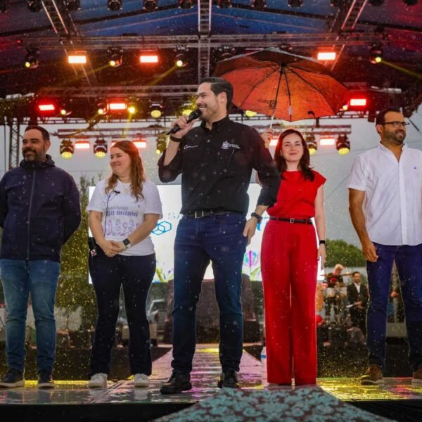 Festeja Santiago a mamás con música y regalos