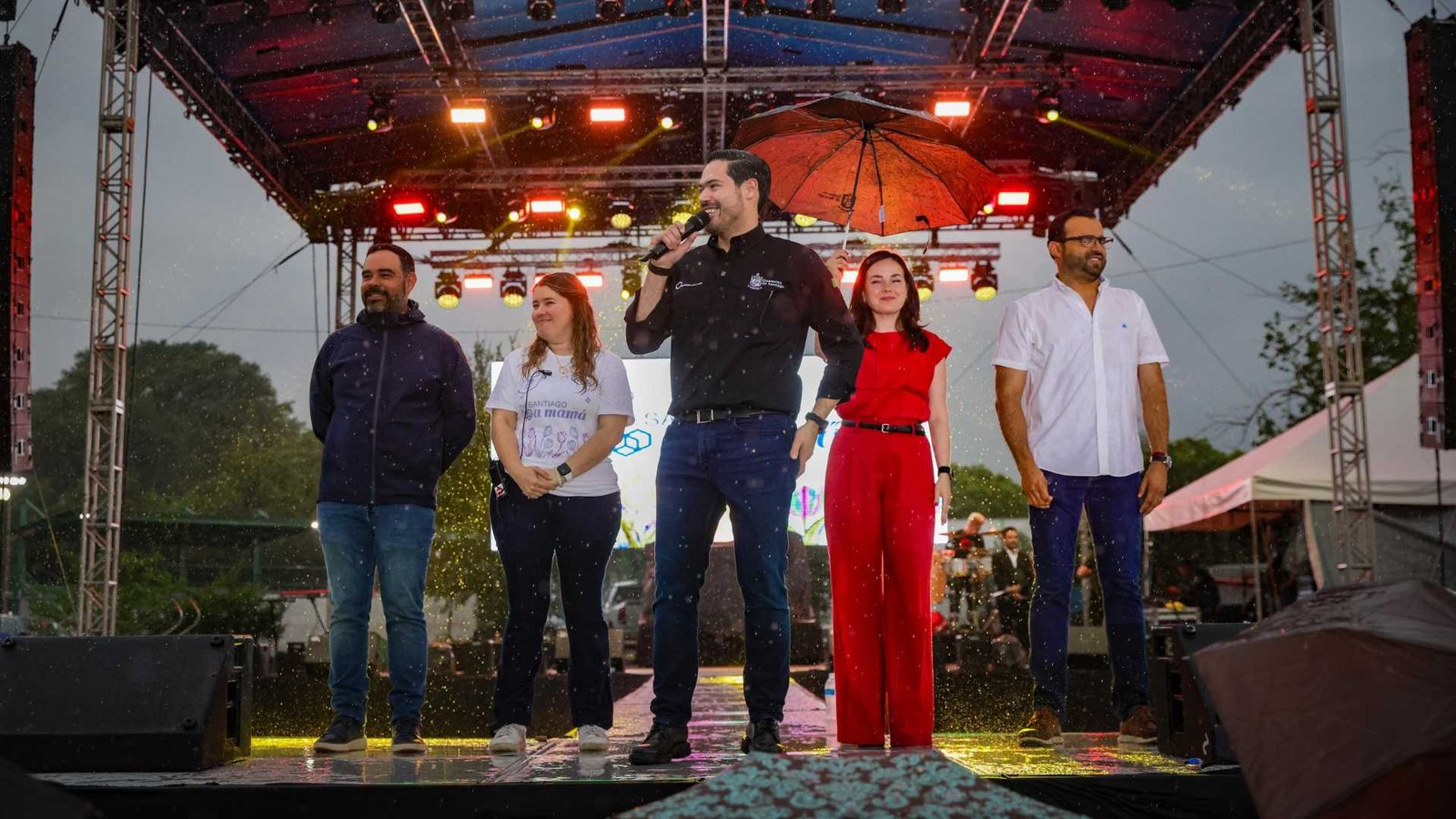 Festeja Santiago a mamás con música y regalos